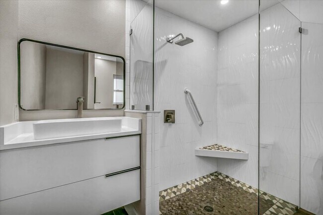 Building Photo - 525 Lamara Way NE