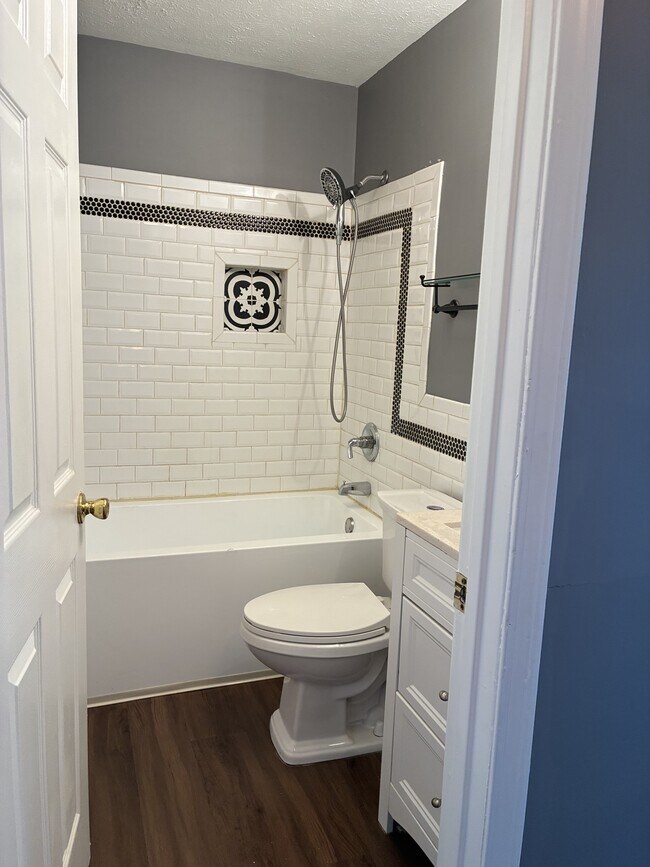 Building Photo - 1105 Lobo Dr