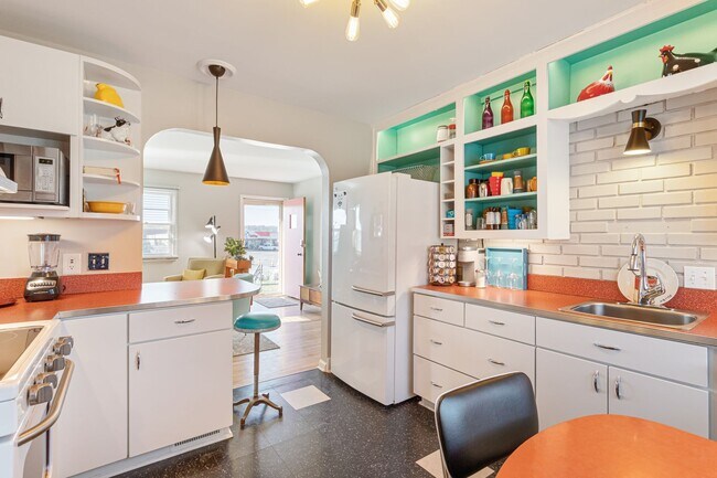 Building Photo - Beautiful Home In Underwood Park Neighborhood