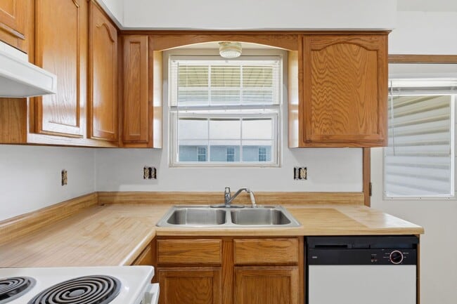 Building Photo - 2 Bed | 2 Bath | 1 Car Garage Home! 1000 sqft located in SPARTA!