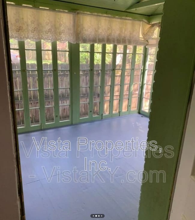 Building Photo - 514 W Oak St