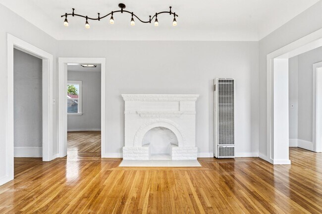 Building Photo - Fully Renovated 2 Bed, 1 Bath Oakland Home with In-Unit Laundry