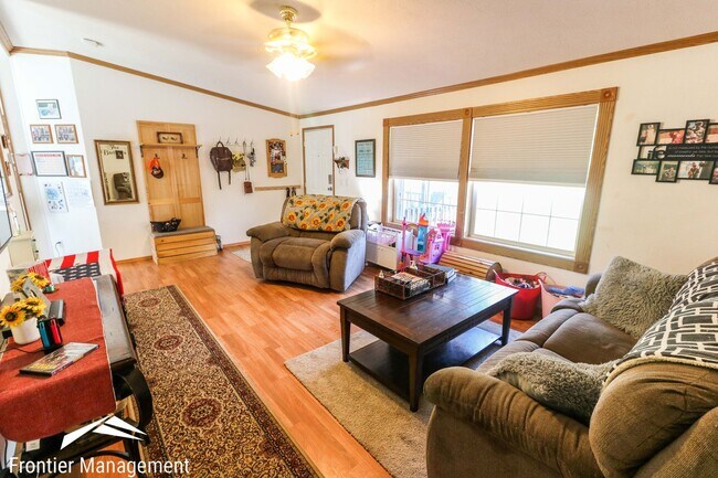 Building Photo - Awesome 3 bedroom 2 bathroom home located in OGDEN KS!