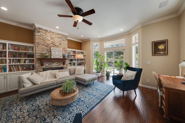 Building Photo - Luxury 4BR Home with Pool & Outdoor Kitche...