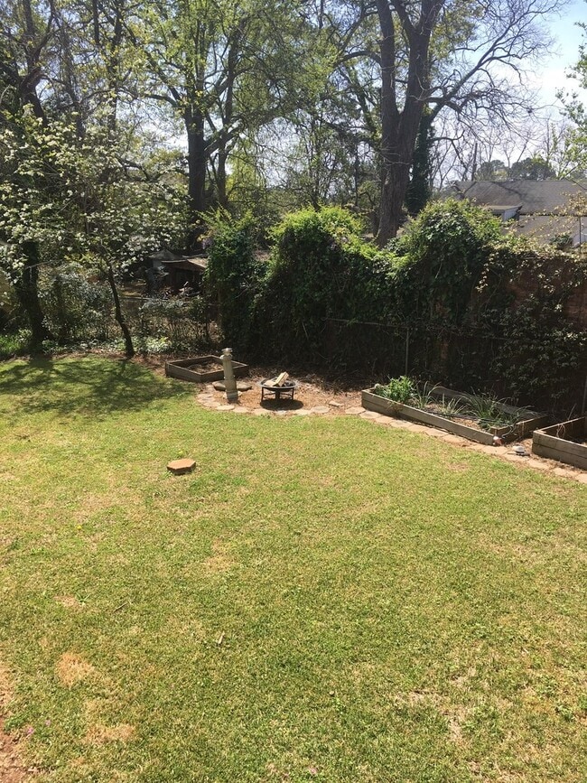 Building Photo - 520 W Hancock St