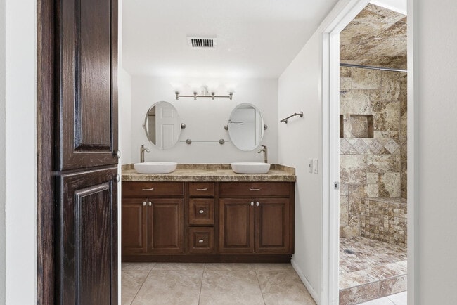 Building Photo - 7814 E MacKenzie Dr