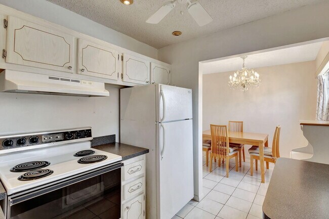 Building Photo - 332 Sheffield N