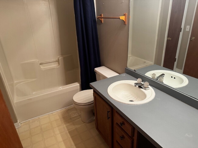 Building Photo - "Charming 2-Bedroom Townhouse in Fort Walt...