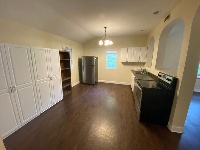 Building Photo - Large Home in Park Hills