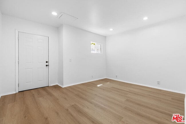 Building Photo - 3913 S Budlong Ave