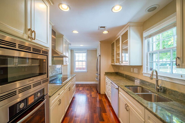 Building Photo - Charming End Townhouse in Prime North Old Town Location
