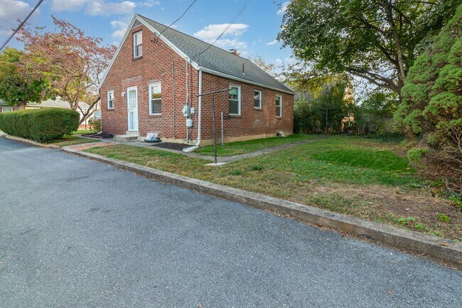 Building Photo - Charming 2BR Cape Cod