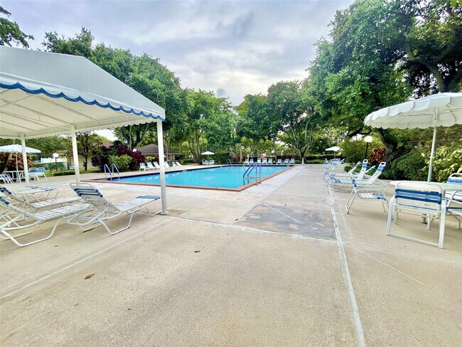 Building Photo - 3800 Oaks Clubhouse Dr