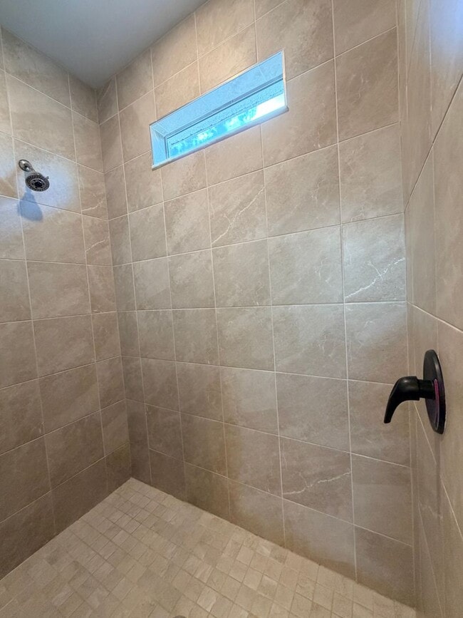 Building Photo - 3 bedrooms and 2 baths! FRESHLY RENOVATED!