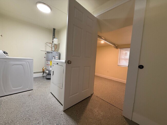 Building Photo - Updated 2BR Townhouse with off street park...