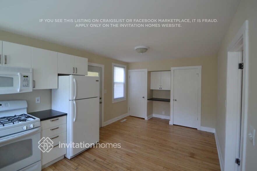 Building Photo - 3962 Van Buren St NE