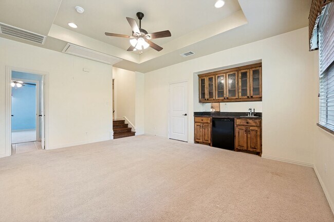Building Photo - 4046 E Hill Dr