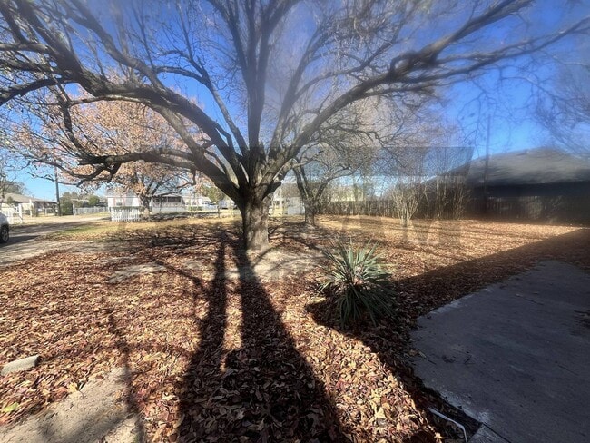 Building Photo - Cozy 2-bedroom, 1.5-bathroom home