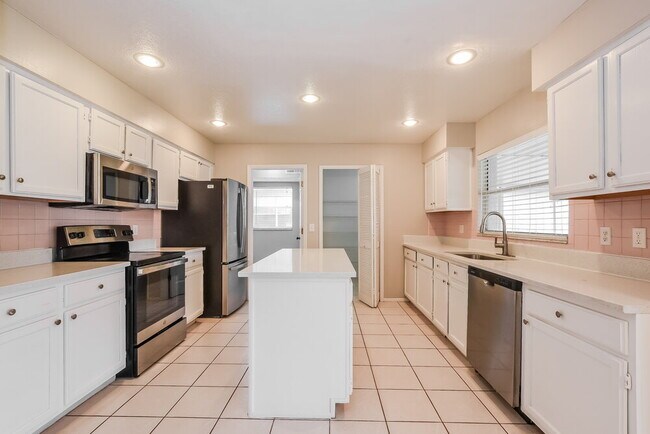 Building Photo - 985 Eagles Forrest Dr