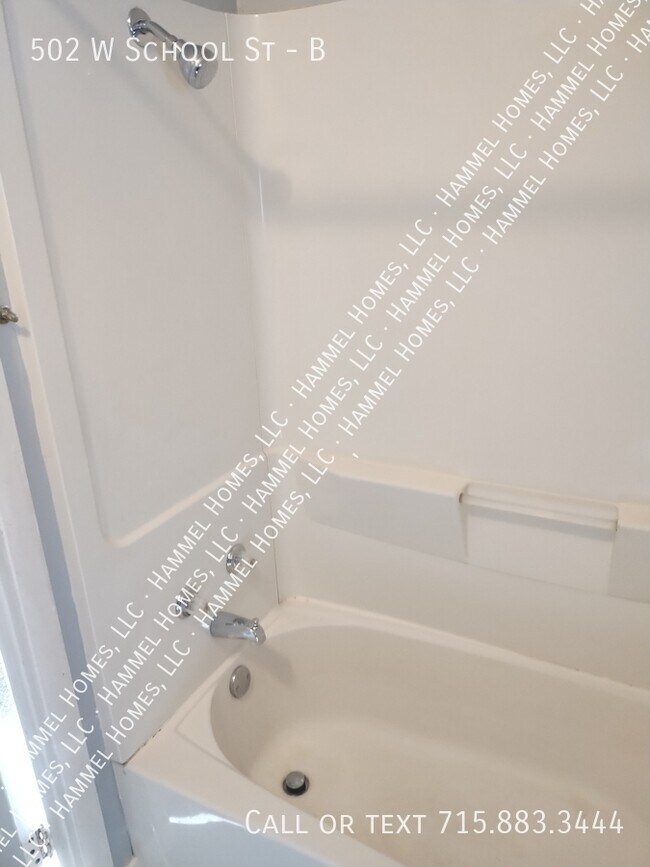 Building Photo - 502 W School St