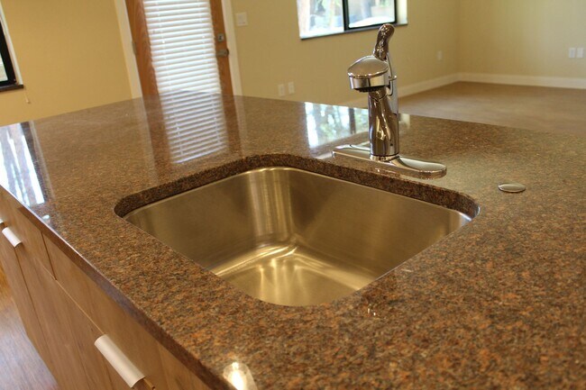 Building Photo - Newer 2 bed / 2 bath Bison Cove Condo