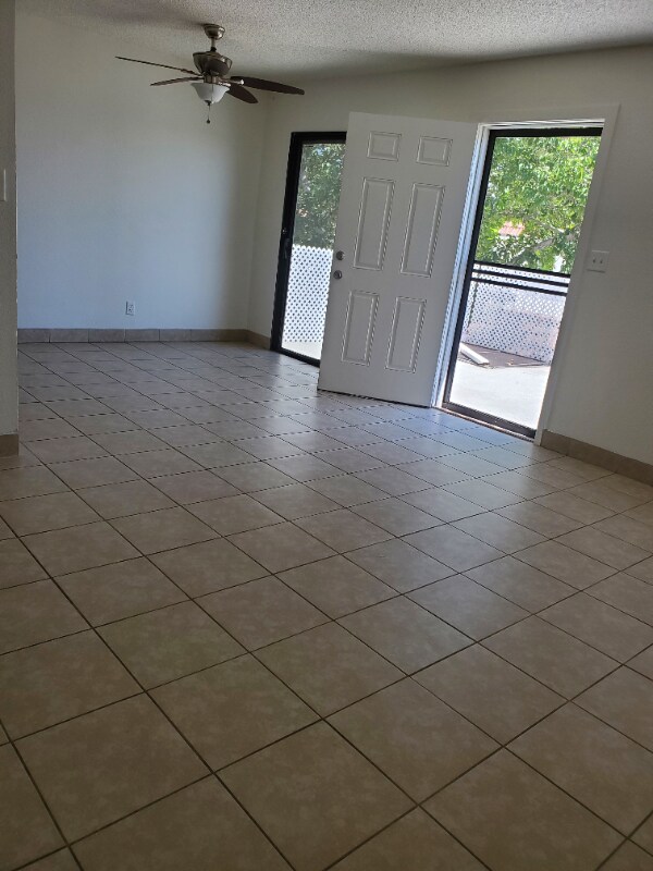 Building Photo - 1008 Willow Tree Dr