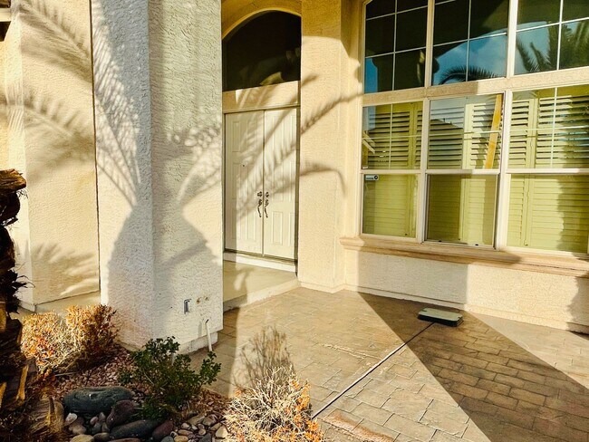 Building Photo - Expansive 4 Bedroom Home with a Pool and L...