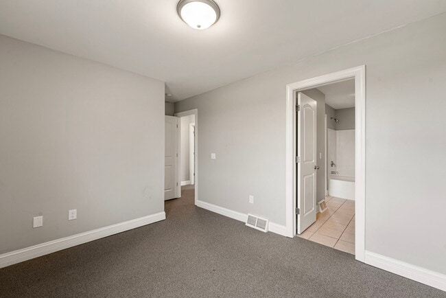 Building Photo - 412 N Grainger Ln