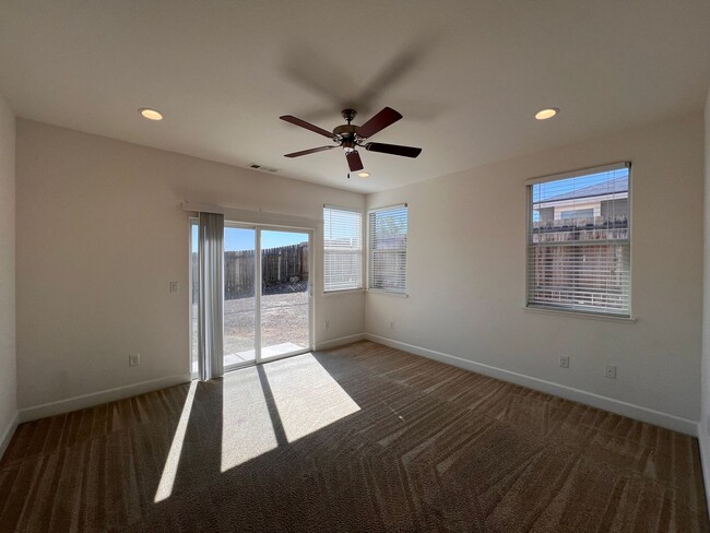 Building Photo - Large 4 bedroom home located in Green Vall...