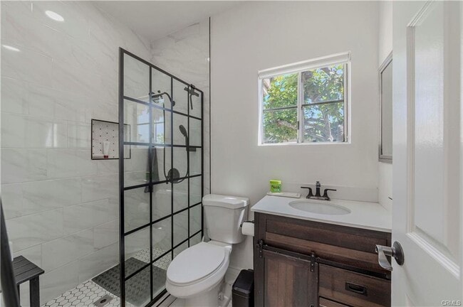 Building Photo - 410 W 220th St
