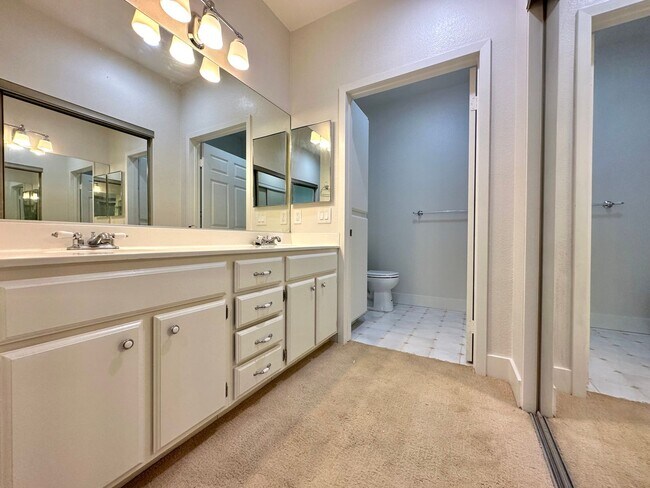 Building Photo - Spacious 2BD Condo with a garage!