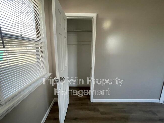 Building Photo - 10261 Imperial Dr