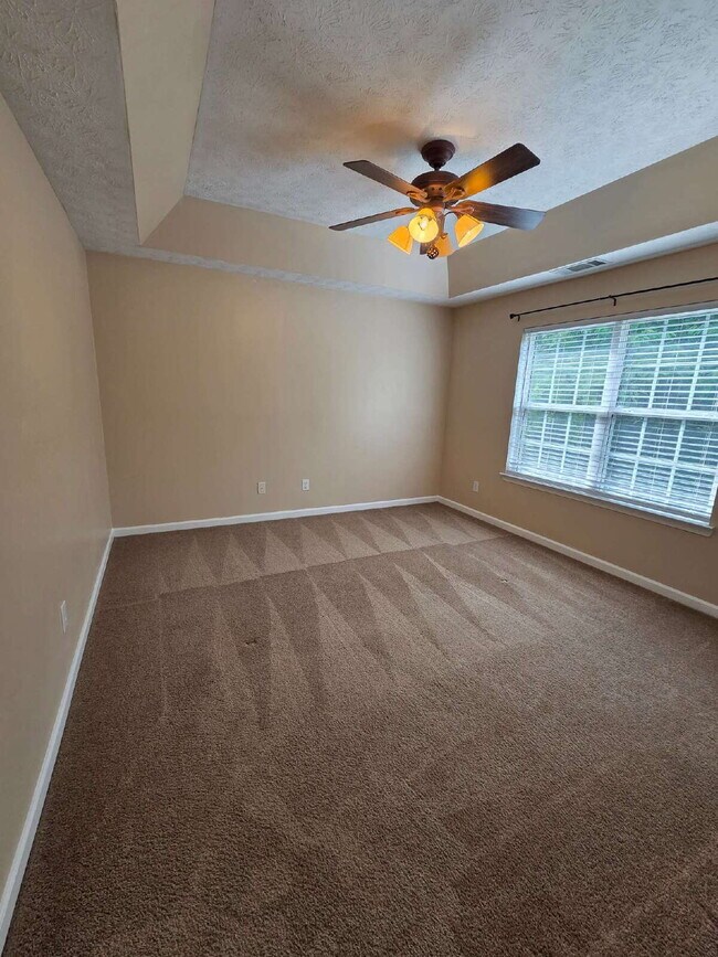 Building Photo - 2/2 Townhome close to shopping and dining