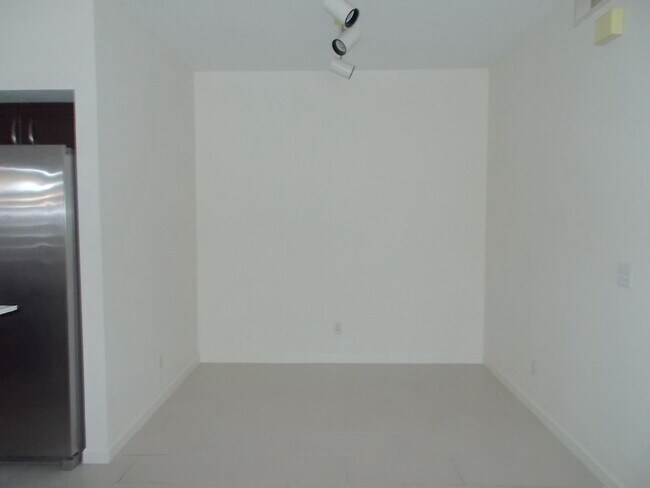 Building Photo - Beautiful 1-Bedroom Condo in Prime Bella V...