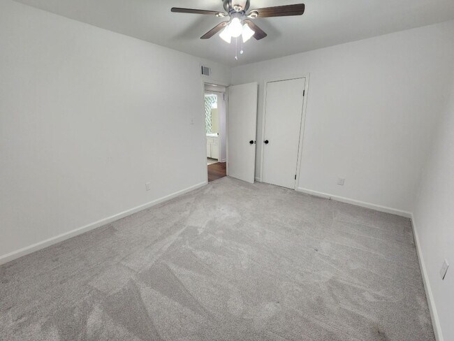 Building Photo - 41 Oak Forest Loop