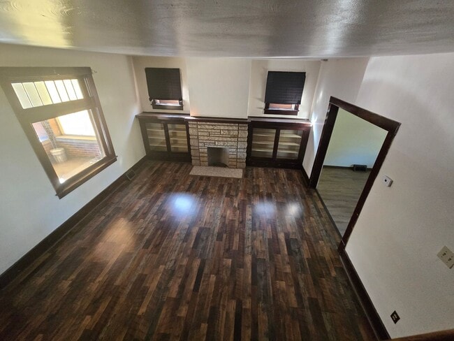 Building Photo - Updated 3br house!