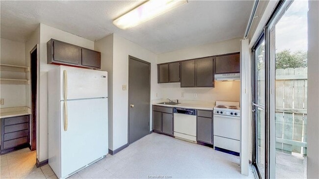 Building Photo - 725 Peppertree Dr