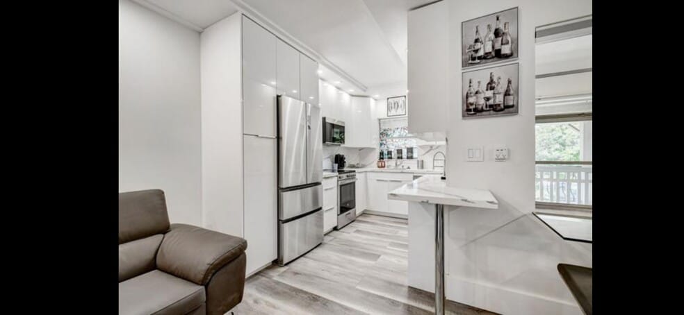 Building Photo - 100 Royal Palm Way