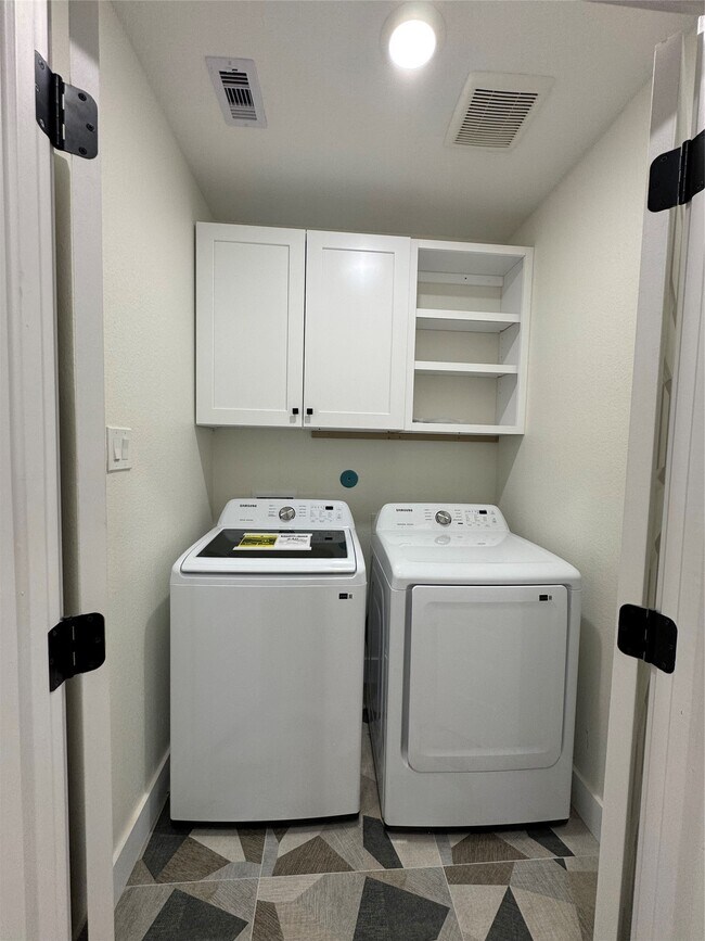 Building Photo - 923 Adele St