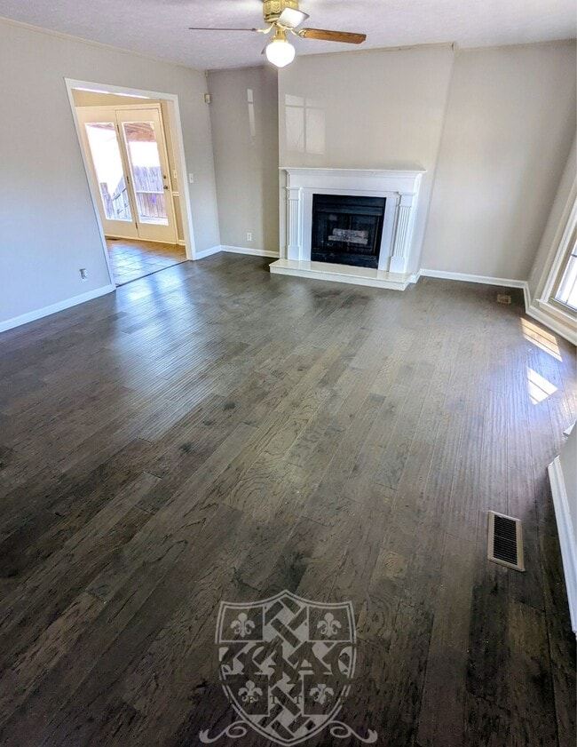 Building Photo - 221 Benefield Dr