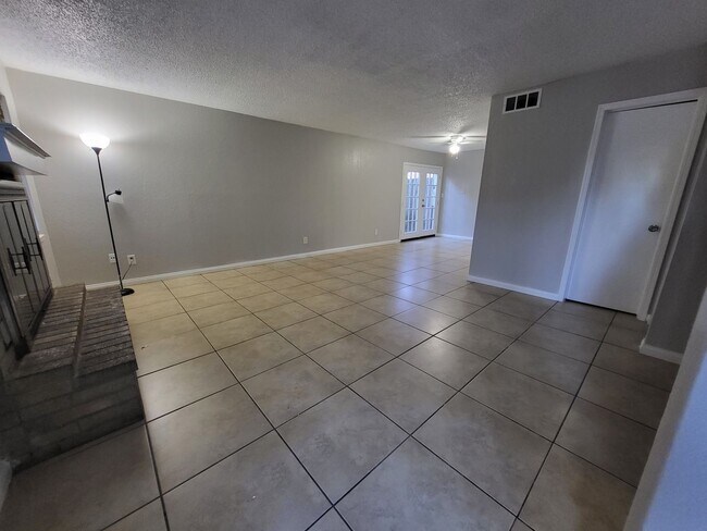 Building Photo - 2 Bedroom 1.5 Bathroom Townhouse in Norman with granite countertops and central heat and air