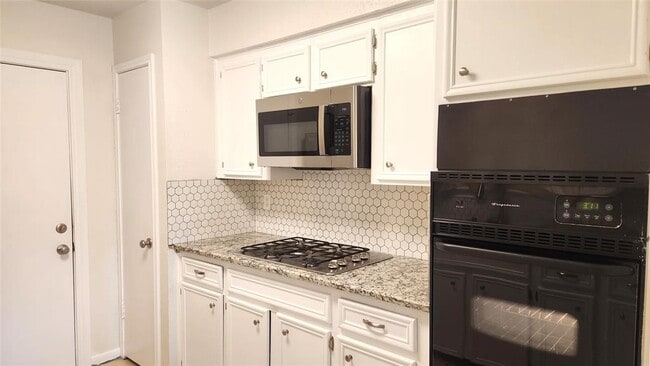 Building Photo - 2702 Foliage Green Dr