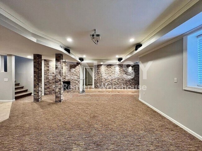 Building Photo - 5 Bedroom Home in Overland Park