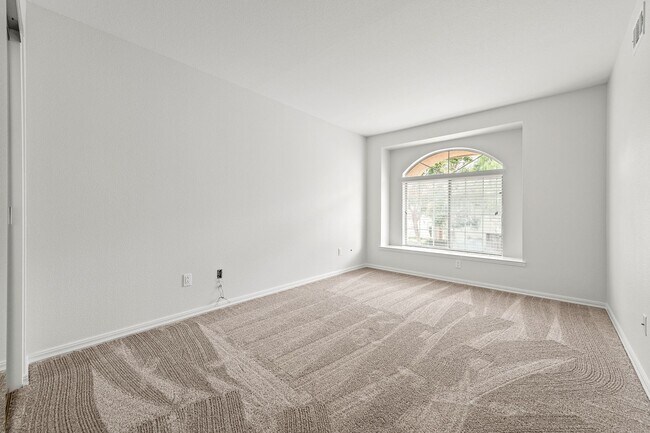 Building Photo - Newly Remodeled Townhome in Desirable Community!