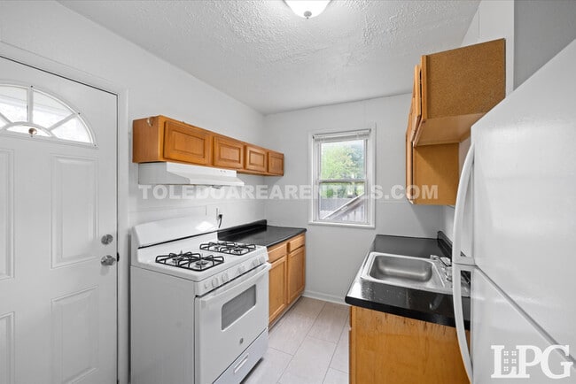 Building Photo - 5520 N Summit St