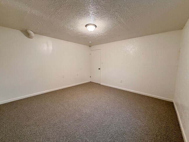 Building Photo - Lovely 5-bedroom, 2¾-bath home located in ...