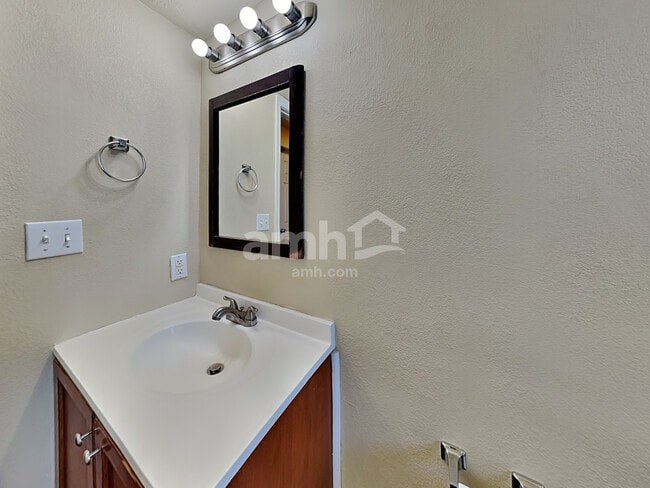 Building Photo - 1121 N 600 E