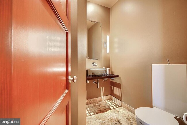 Building Photo - 1301 Hull St