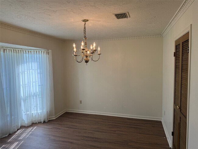 Building Photo - 214 Kings Ct