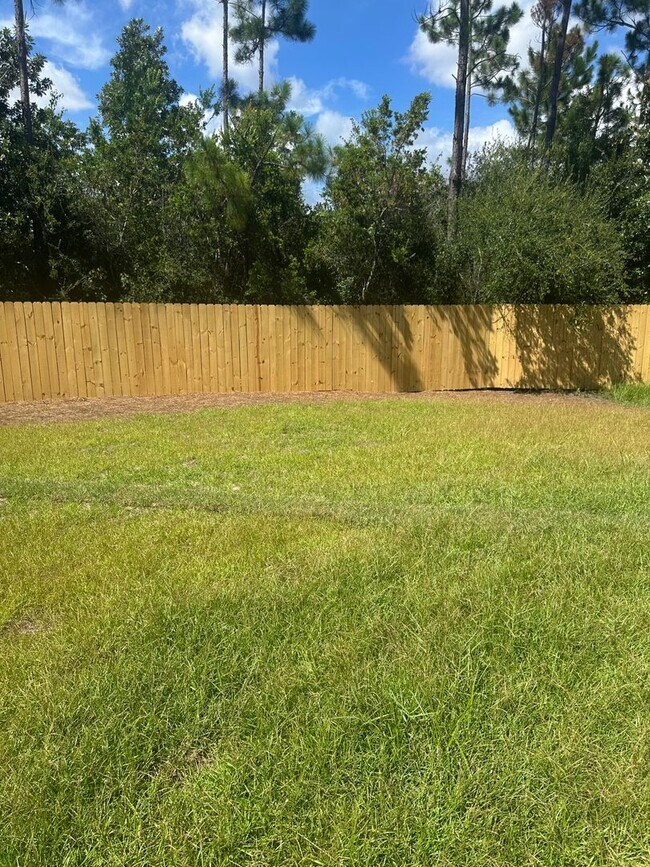Building Photo - 7209 Lake Suzzanne Ln